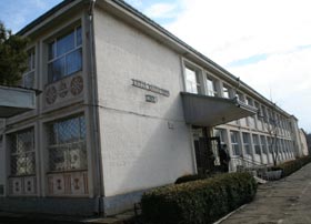 Profesoară în chiloți, mângâindu-și colegii de cancelarie