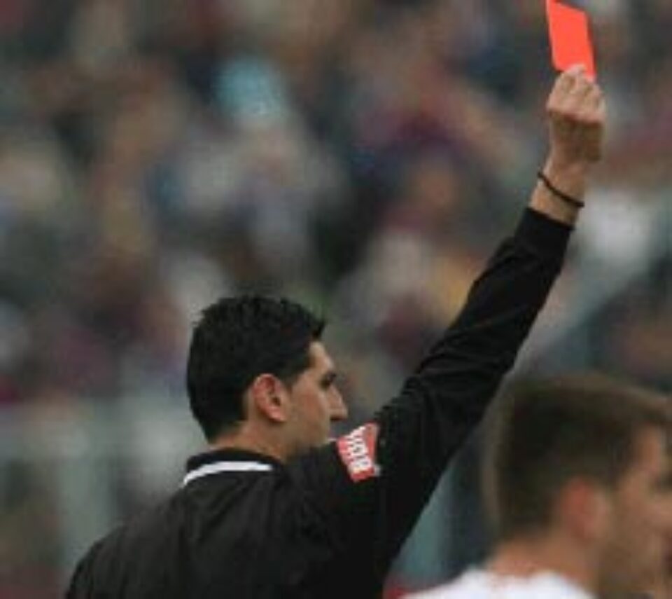 Arbitrii spun că presiunea de la meciuri îi afectează negativ Arbitrii spun că presiunea de la meciuri îi afectează negativ