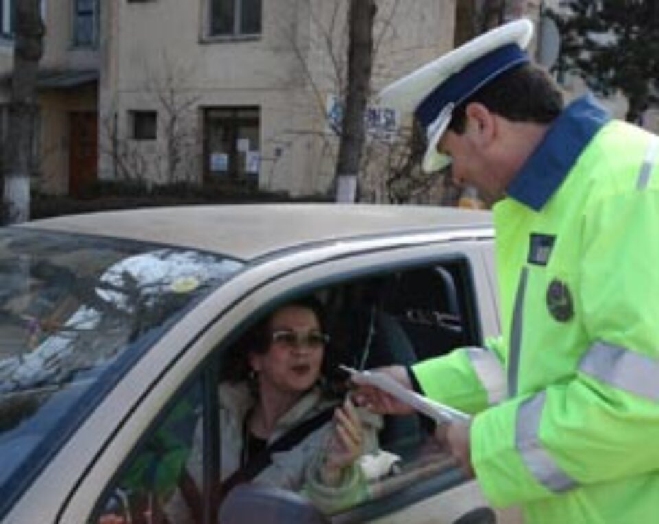 Doamnele de la volan, „sancționate” cu sute de flori și felicitări Doamnele de la volan, „sancționate” cu sute de flori și felicitări