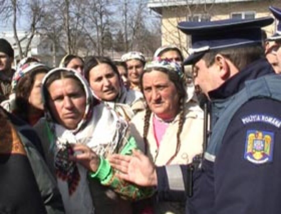 Protest zgomotos al rromilor din Văratec la împărțirea ajutoarelor pentru căldură Protest zgomotos al rromilor din Văratec la împărțirea ajutoarelor pentru căldură