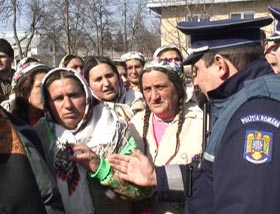 Protest zgomotos al rromilor din Văratec la împărțirea ajutoarelor pentru căldură