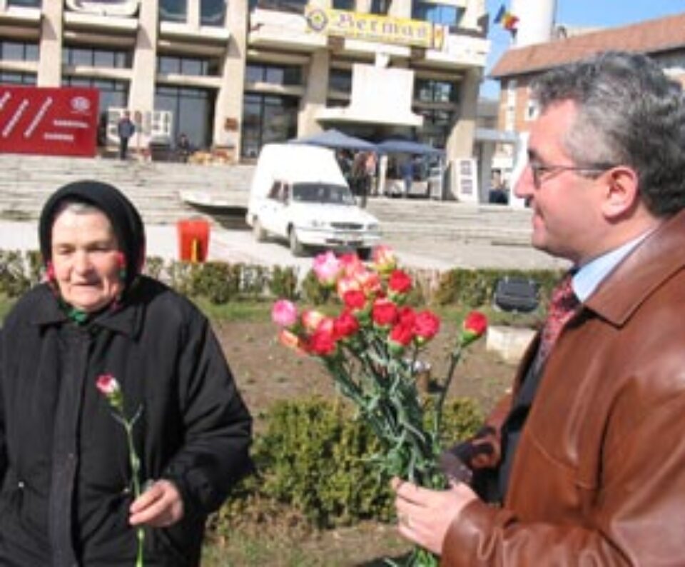 Mii de flori împărțite de partidele politice femeilor de pe stradă Mii de flori împărțite de partidele politice femeilor de pe stradă