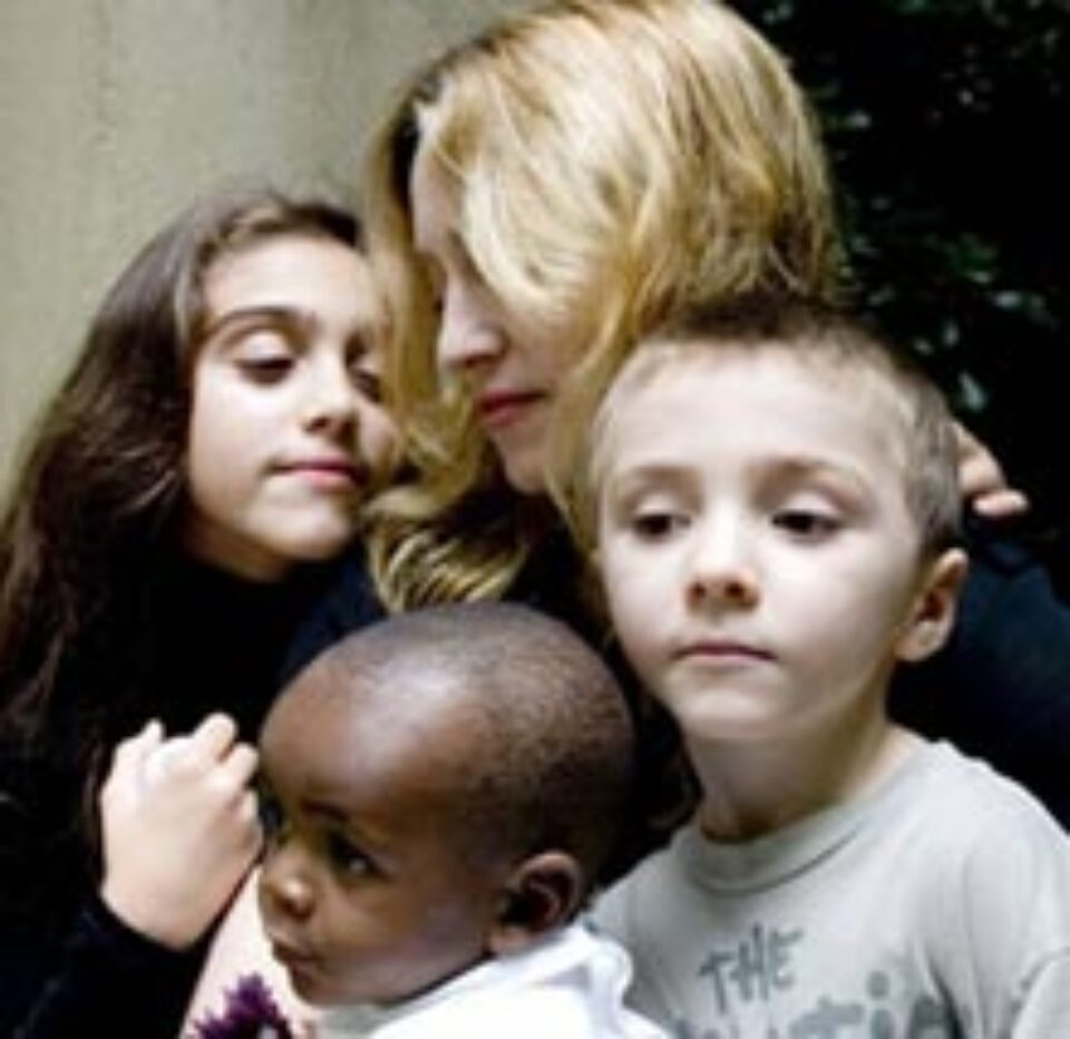Madonna, acuzată că nu are grijă de copii Madonna, acuzată că nu are grijă de copii