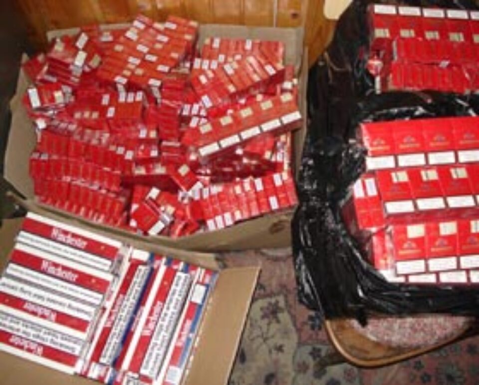 Mașină burdușită cu țigări de contrabandă, trasă pe dreapta de Poliție Mașină burdușită cu țigări de contrabandă, trasă pe dreapta de Poliție