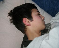 Părinții copilului lovit cu ușa în cap de o profesoară cer IȘJ-ului să ancheteze cazul