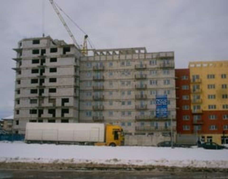 Licitația pentru apartamentele din Obcini, amânată pentru o dată necunoscută Licitația pentru apartamentele din Obcini, amânată pentru o dată necunoscută