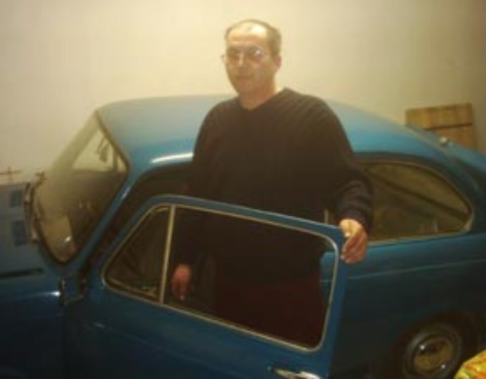 Liviu Alecsa, mândru de autoturismul Fiat pe care l-a cumpărat după patru ani de negocieri Liviu Alecsa, mândru de autoturismul Fiat pe care l-a cumpărat după patru ani de negocieri