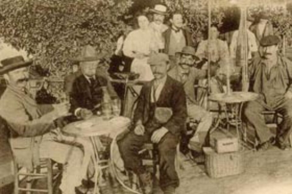 Muşterii la terasă