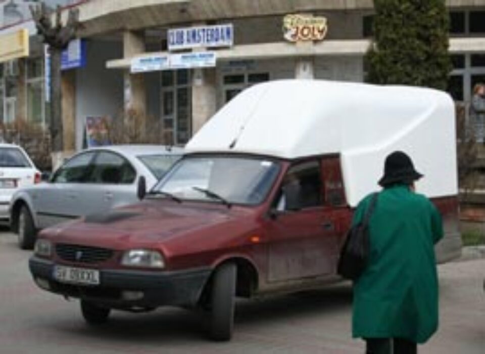 Un angajat de la Obiectiv a blocat o stradă cu mașina