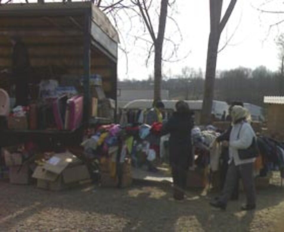 Haine vechi și murdare, scoase la vânzare în piață