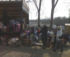 Haine vechi și murdare, scoase la vânzare în piață