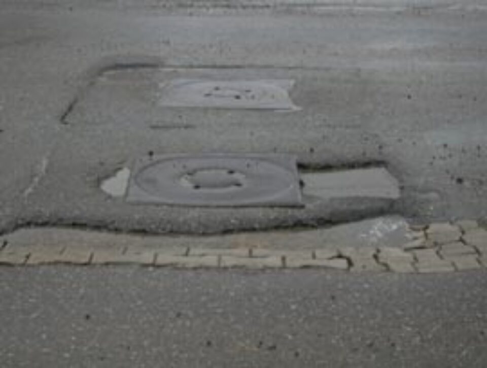 Capacele de canal, coșmarul șoferilor din Suceava