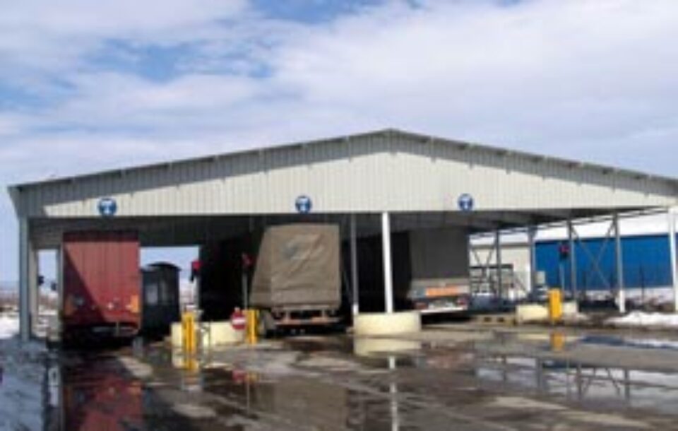 Șofer de tir, prins în timp ce încerca să mituiască un polițist de frontieră Șofer de tir, prins în timp ce încerca să mituiască un polițist de frontieră