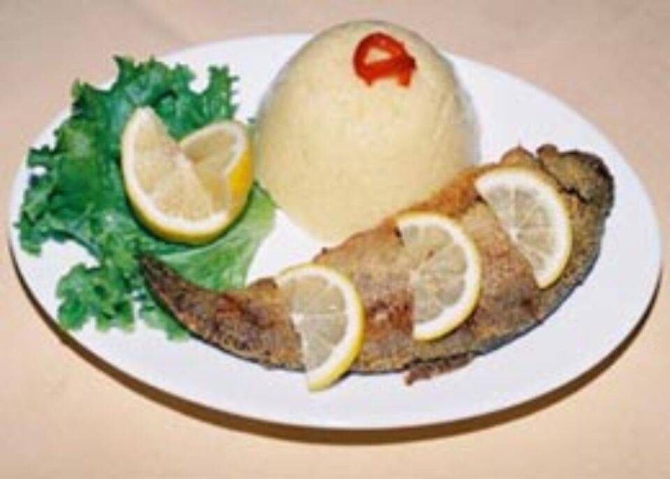 Pește prăjit cu sos de lămâie Pește prăjit cu sos de lămâie