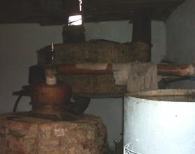 Rachiu de contrabandă în bătătura țăranilor