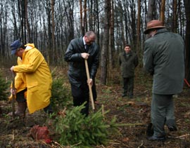 Oficialitățile Sucevei s-au întrecut în plantarea arborilor în parcul Cetății