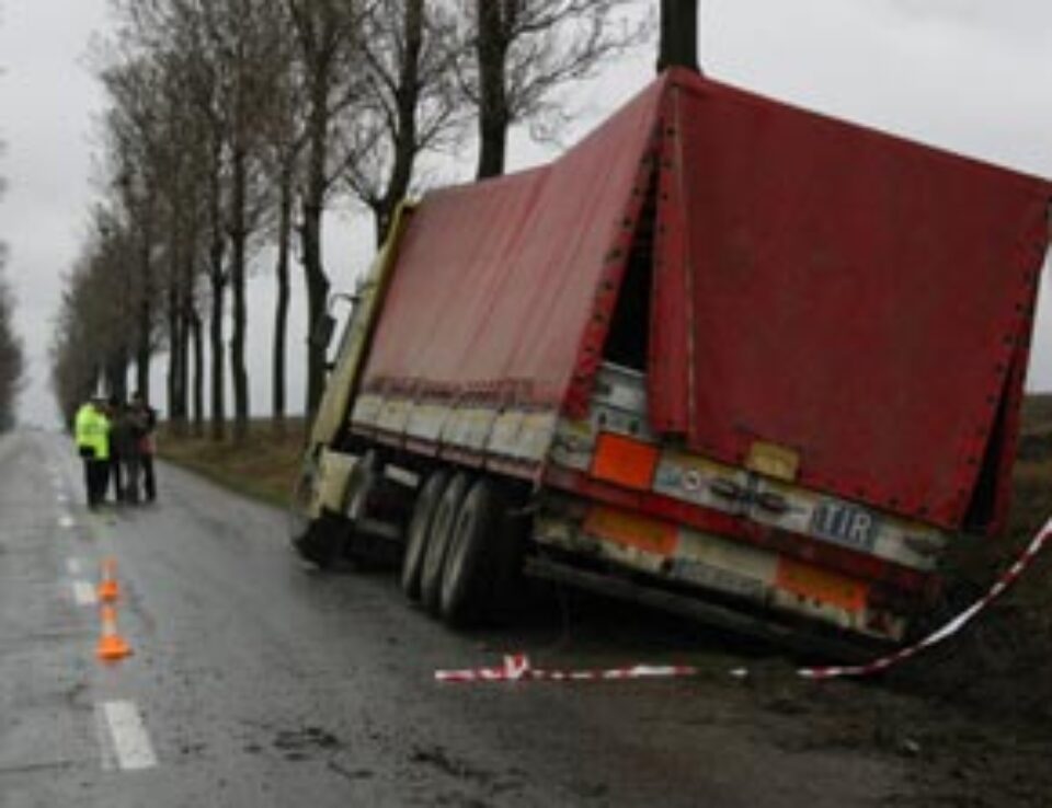 Un șofer sucevean era să repete nenorocirea de la Mihăilești