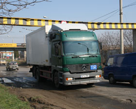 Blocaje rutiere și amenzi discutabile din cauza traverselor de limitare a înălțimii