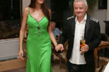 Mașină de 200.000 de euro pentru Moni, ca „primă” de copil