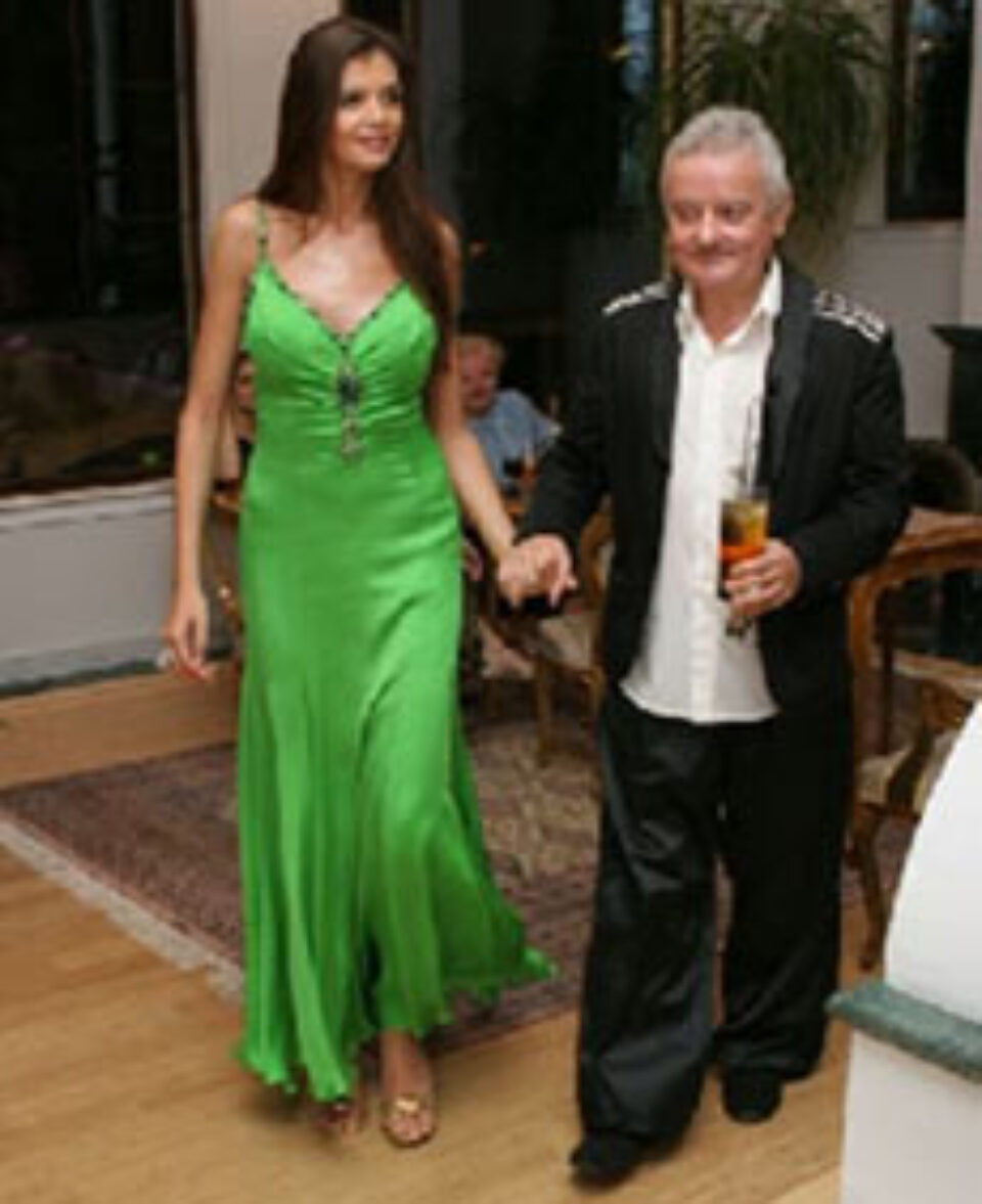 Mașină de 200.000 de euro pentru Moni, ca „primă” de copil