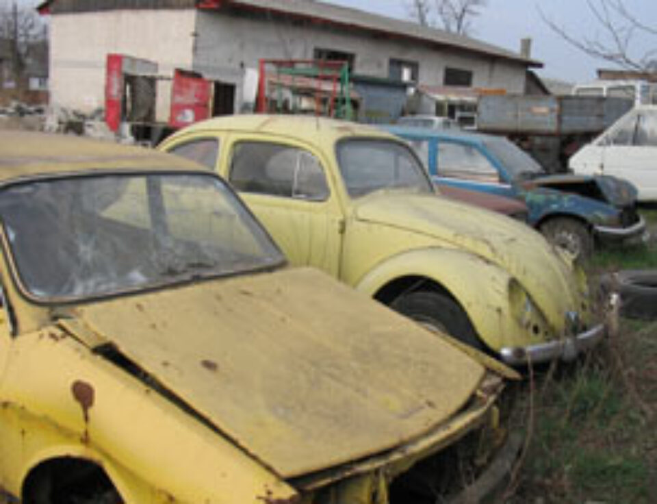 Cimitirul mașinilor – locul unde ajung rablele de pe străzile Sucevei