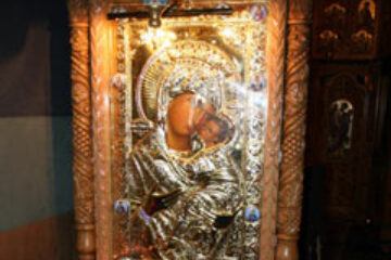 Icoana care a lăcrimat acum patru ani în Biserica „Sf. Nicolae” – Spital, îmbrăcată cu „straie” din Grecia