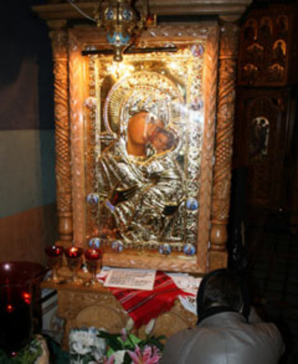 Icoana care a lăcrimat acum patru ani în Biserica „Sf. Nicolae” – Spital, îmbrăcată cu „straie” din Grecia