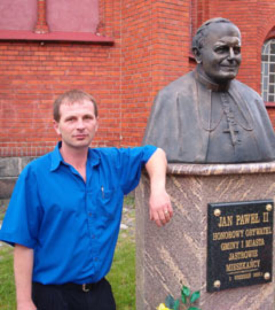 Piața și statuia Papei Ioan Paul al II-lea, în centrul Sucevei