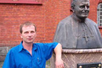 Piața și statuia Papei Ioan Paul al II-lea, în centrul Sucevei