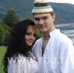 Oana de la Româncutze și Moroșanu vopsesc 500 de ouă roșii împreună