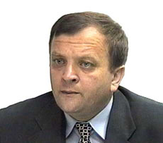 Flutur şi-a ridicat în cap atât liberalii cât şi social-democraţii