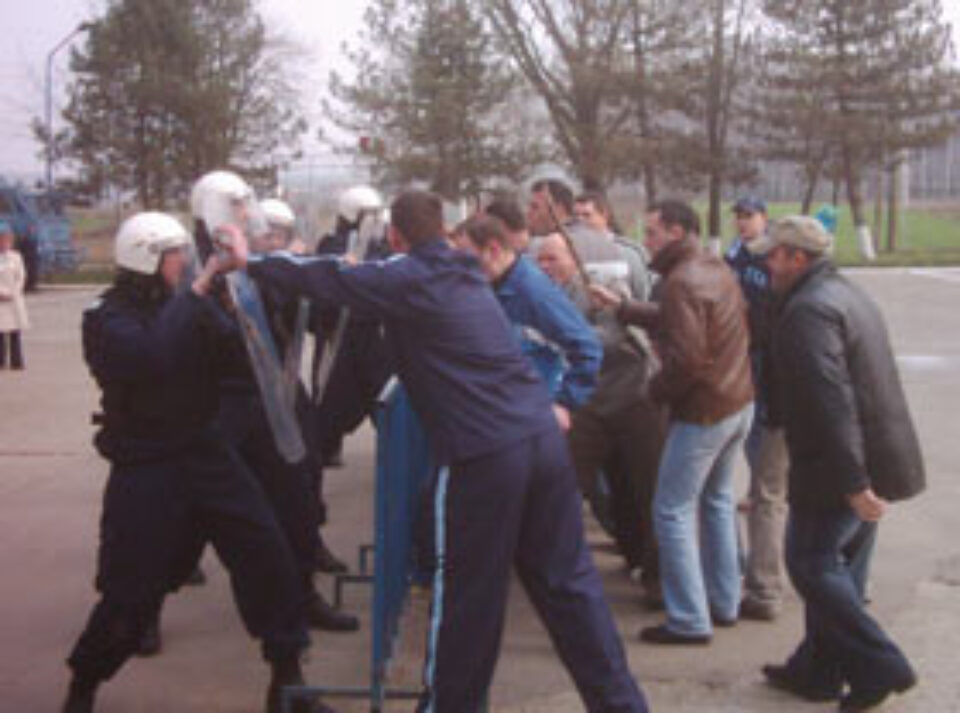 Huligani îndepărtați în forța din curtea Jandarmeriei