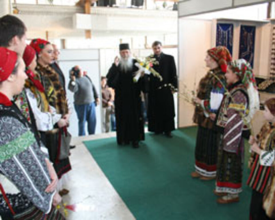 IPS Pimen întâmpinat de copiii de la „Balada” cu crengi de salcie sfinţite IPS Pimen întâmpinat de copiii de la „Balada” cu crengi de salcie sfinţite