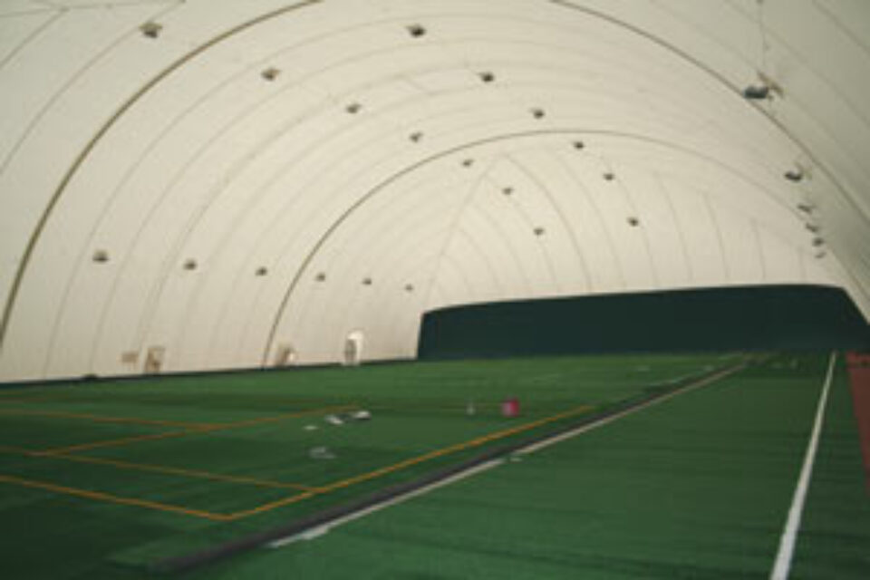 Fotbal în toiul nopții, pe terenul Universității din Suceava