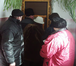 Sute de bătrâni din Suceava, purtați pe drumuri pentru propriile drepturi bănești