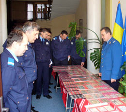 Jandarmii admirând colecţia colegului