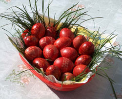 Joia Mare – înroșitul ouălor