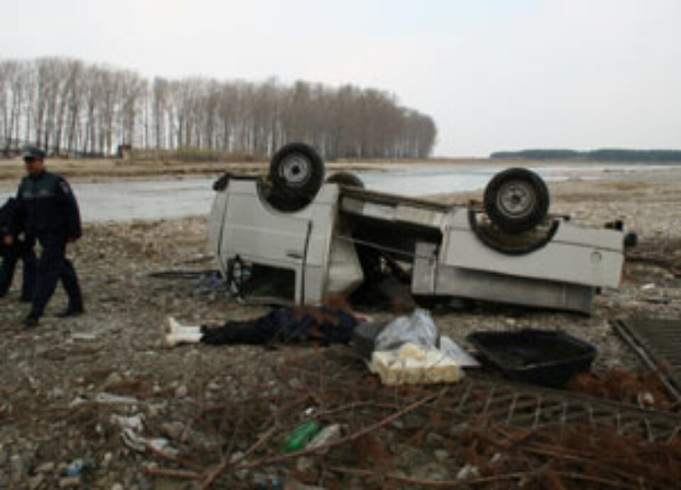 A murit după ce s-a prăbușit cu mașina de pe un pod, de la 12 metri