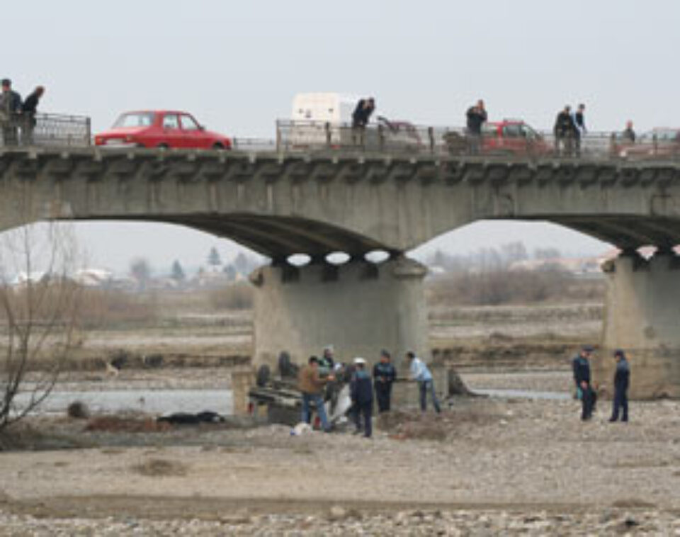 A murit după ce s-a prăbușit cu mașina de pe un pod, de la 12 metri