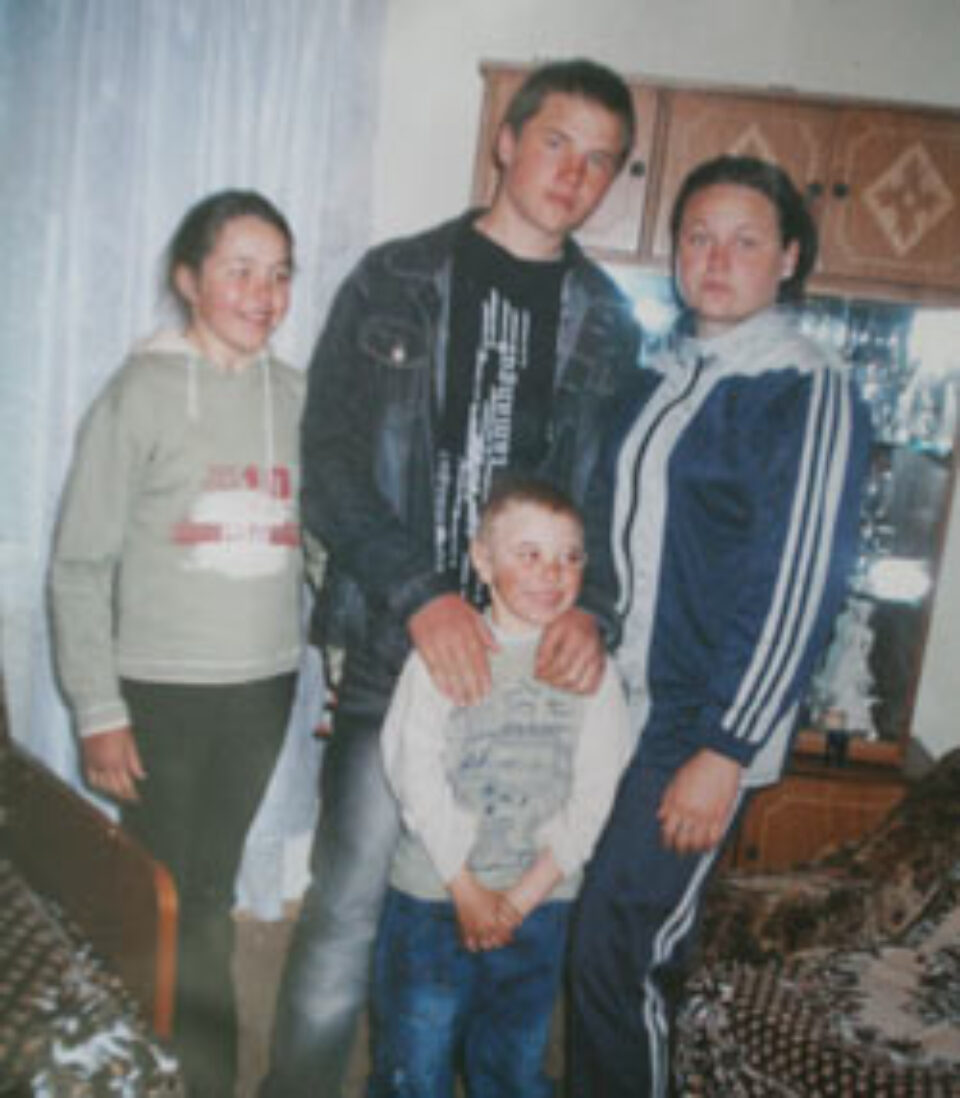 Gheorghe Andreica (cel din mijloc) înconjurat de fratele său şi de cele două surori Gheorghe Andreica (cel din mijloc) înconjurat de fratele său şi de cele două surori