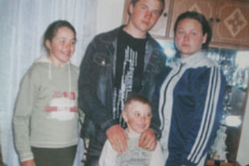 Gheorghe Andreica (cel din mijloc) înconjurat de fratele său şi de cele două surori