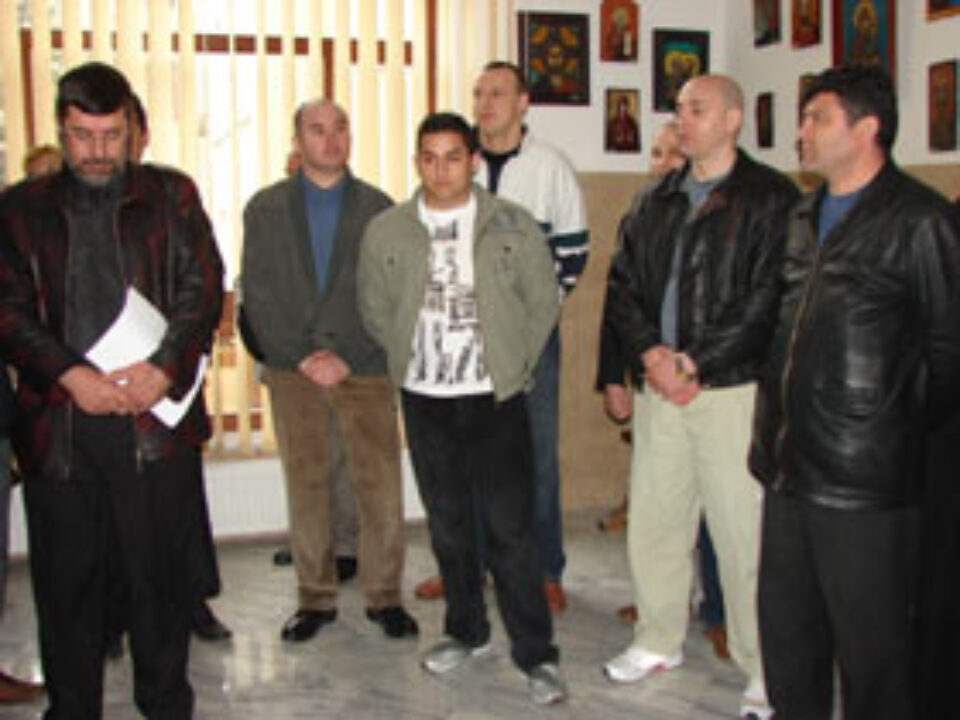 Icoane realizate de deținuți, scoase la vânzare în holul Tribunalului Suceava Icoane realizate de deținuți, scoase la vânzare în holul Tribunalului Suceava