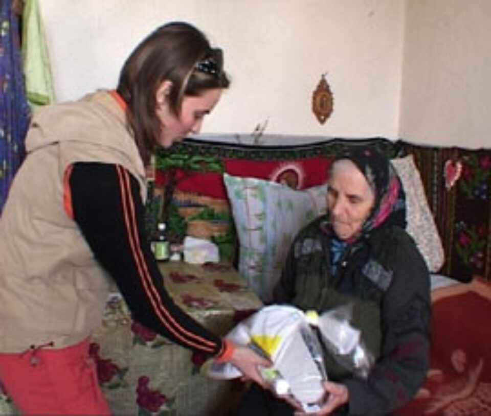 Echipa Antenei 1 Suceava a împărțit daruri bătrânilor de la Dumbrăveni și Bogdănești