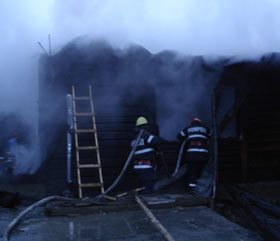 Gospodării cuprinse de flăcări la Păltinoasa