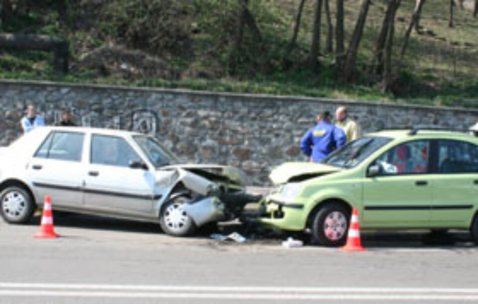 Tamponare în lanț, în centrul Sucevei, din cauza unei șoferițe neatente