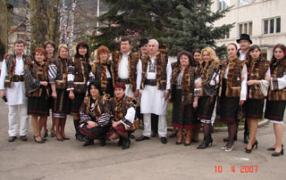 Angajații Primăriei Câmpulung Moldovenesc au venit la serviciu îmbrăcați în costume populare Angajații Primăriei Câmpulung Moldovenesc au venit la serviciu îmbrăcați în costume populare