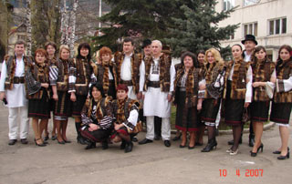 Angajații Primăriei Câmpulung Moldovenesc au venit la serviciu îmbrăcați în costume populare