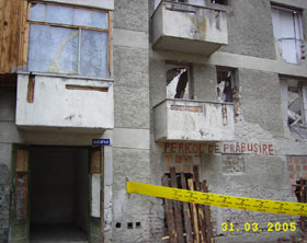 Două blocuri din Broșteni, în pericol iminent de prăbușire