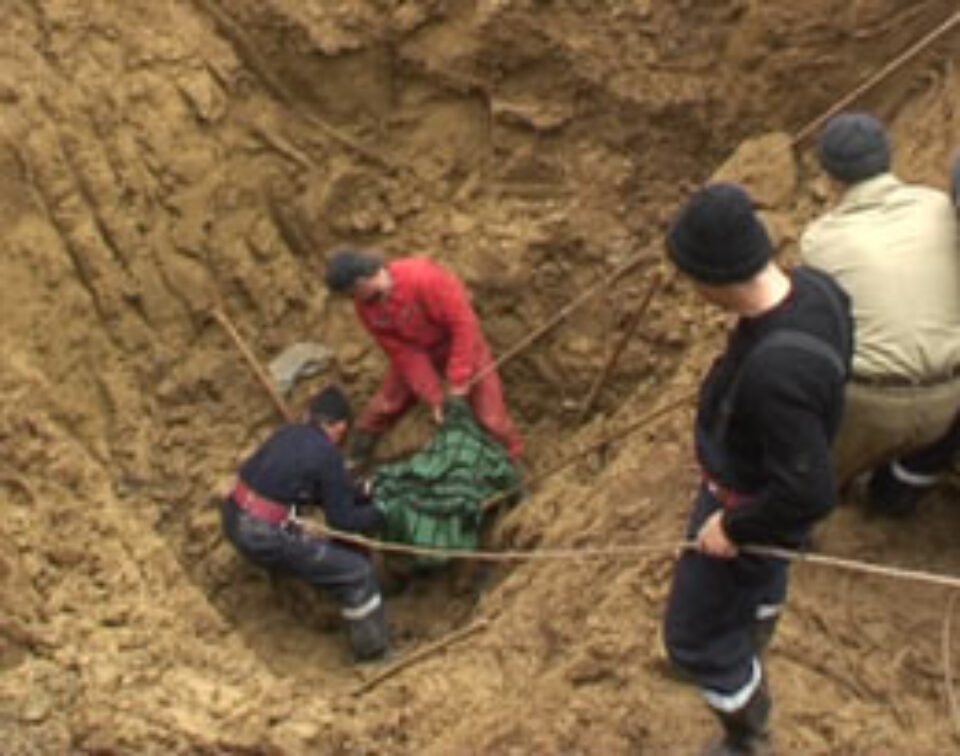 Fântânarul surprins sub un mal de pământ a fost găsit după aproape o zi