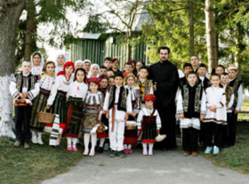 Preotul Mihai Cobziuc împreună cu copiii din Băineţ Preotul Mihai Cobziuc împreună cu copiii din Băineţ